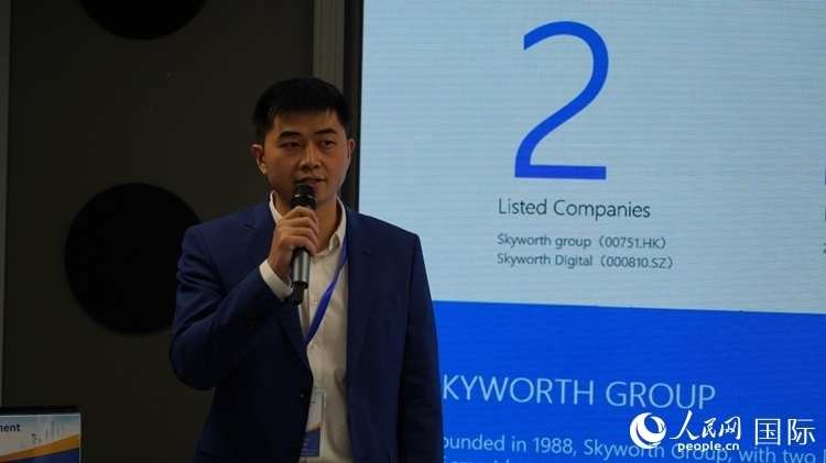 創(chuàng)維南非綠能公司總經(jīng)理倪亮介紹創(chuàng)維的破圈之路。人民網(wǎng) 劉暢攝