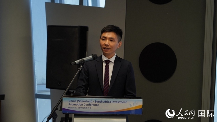 深圳市黃金珠寶首飾行業(yè)協(xié)會(huì)副會(huì)長(zhǎng)李澤鋒介紹深圳市黃金珠寶產(chǎn)業(yè)發(fā)展情況。人民網(wǎng) 劉暢攝