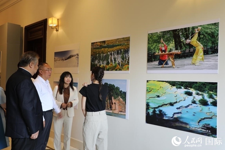 四川省文化和旅游廳副廳長(zhǎng)王成平、墨西哥松林文化中心展覽部主任盧西亞·恩里克斯·岡薩雷斯·薩拉維亞、墨西哥中國(guó)文化中心主任石岳文參觀圖片展。拍攝者為墨西哥分社外籍雇員埃內(nèi)斯托·多明戈斯