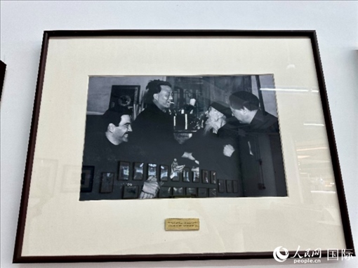 萬徒勒里（左一）與艾青、蕭三、齊白石的老照片。人民網(wǎng)記者 周雨攝