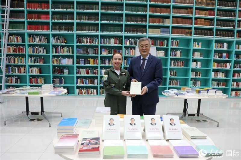 授課后，中國(guó)駐巴西大使祝青橋向巴西高等防務(wù)學(xué)院圖書(shū)館捐贈(zèng)了150本書(shū)籍。圖為祝青橋和巴西高等防務(wù)學(xué)院院長(zhǎng)卡拉·利里奧·馬丁斯在圖書(shū)捐贈(zèng)儀式上。 人民網(wǎng)記者 陳一鳴攝
