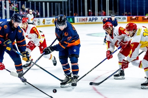 雙方球員爭搶。圖片來源：國際冰聯(lián)