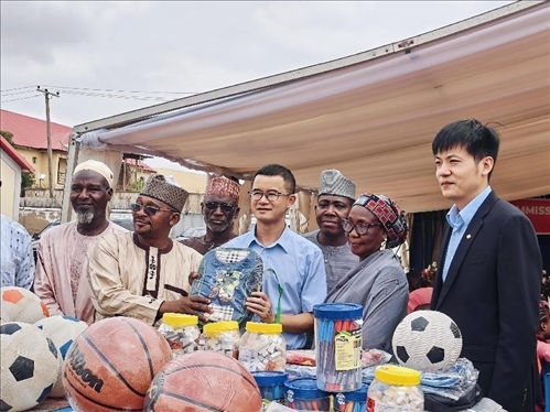 中尼友誼示范校物資捐贈(zèng)。駐尼日利亞使館供圖