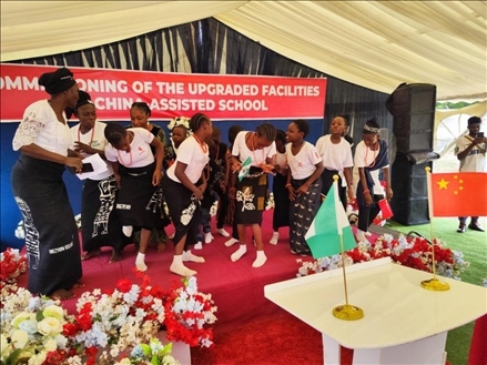 師生們載歌載舞。駐尼日利亞使館供圖