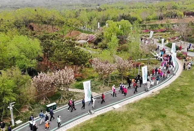 4月27日，登山愛好者在浮山森林公園參加登山健身活動（無人機(jī)照片）。新華社記者 李紫恒攝