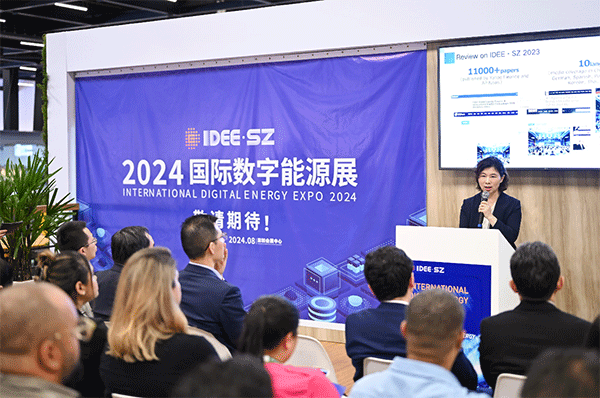當(dāng)?shù)貢r(shí)間4月26日，深圳市發(fā)展和改革委員會(huì)主任郭子平在巴西圣保羅國(guó)際工程機(jī)械及礦山機(jī)械展上，對(duì)將于今年下半年在深圳市舉辦的2024國(guó)際數(shù)字能源展進(jìn)行了專(zhuān)題推介。 2024國(guó)際數(shù)字能源展組委會(huì)供圖