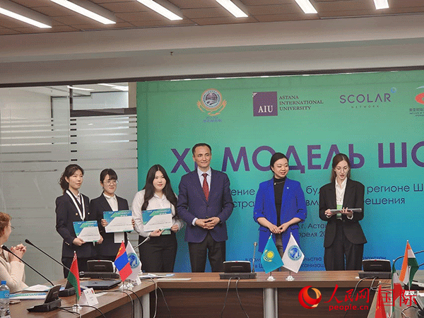 中國代表榮獲“最佳代表”獎。人民網(wǎng)記者 李強(qiáng)攝