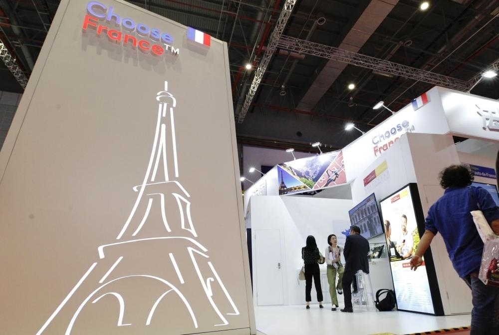 2019年11月5日，第二屆中國國際進(jìn)口博覽會(huì)在上海國家會(huì)展中心開幕。這是參觀者走過法國國家館。新華社記者 張玉薇 攝