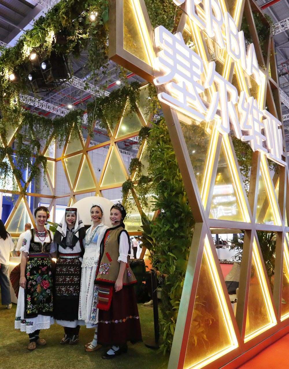 2023年11月6日，身著傳統(tǒng)服飾的演職人員在上海進(jìn)博會(huì)國家展塞爾維亞展臺(tái)迎接參觀者。第六屆進(jìn)博會(huì)國家展全面恢復(fù)線下舉辦，洪都拉斯、塞爾維亞、越南、南非、哈薩克斯坦作為本屆進(jìn)博會(huì)主賓國在國家展亮相。新華社記者 方喆 攝