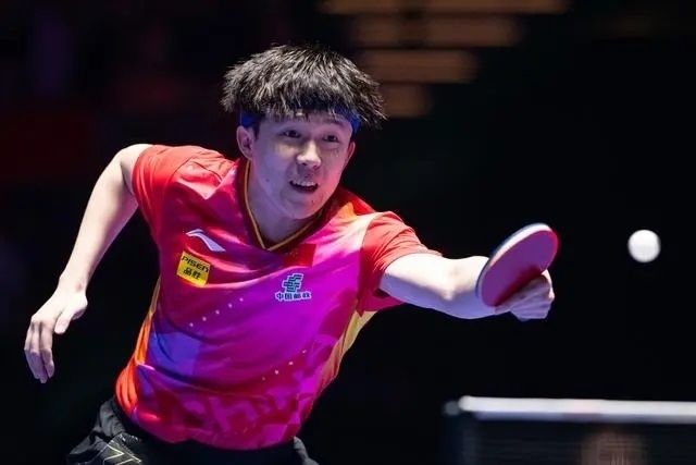 2024年4月15日，王楚欽在澳門世界杯比賽中回球。新華社記者 張金加攝