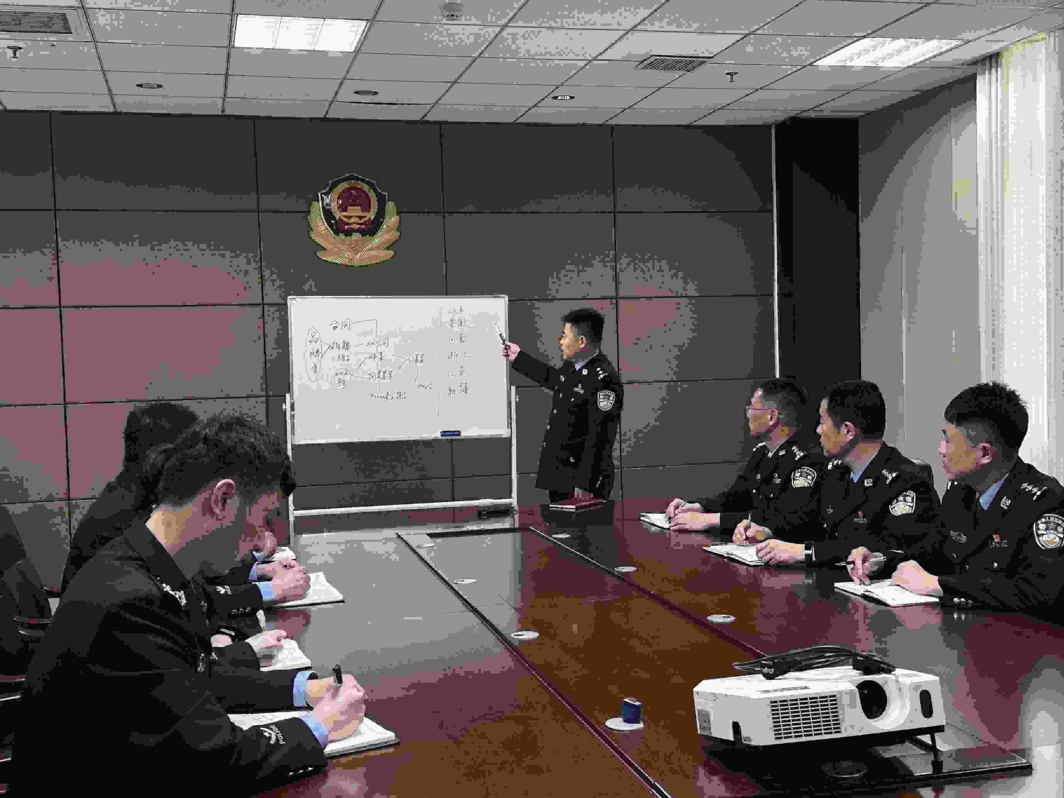 專案組辦案民警介紹案情。人民網(wǎng)記者 郝萍攝