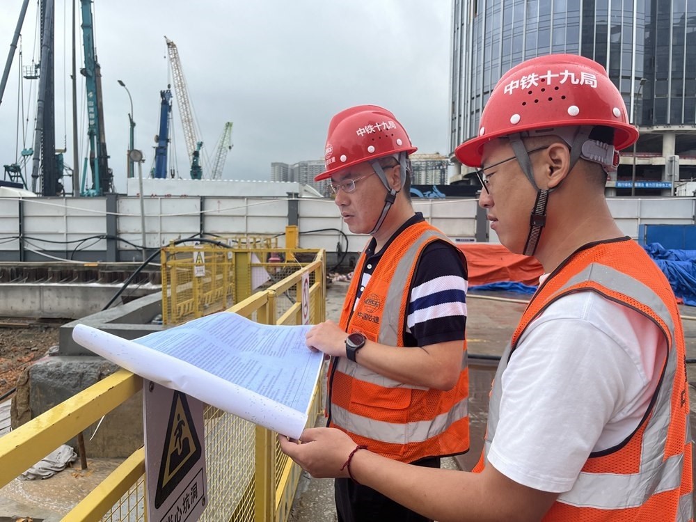2024年4月26日，深圳市五一勞動獎?wù)芦@得者、中鐵十九局軌道公司項目副經(jīng)理夏荔（左）在穗莞深城際鐵路前皇段皇崗口岸站建設(shè)現(xiàn)場忙碌。新華社發(fā)