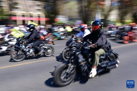 這是4月30日在新疆烏魯木齊市舉行的巡游活動上拍攝的摩托機(jī)車方陣。