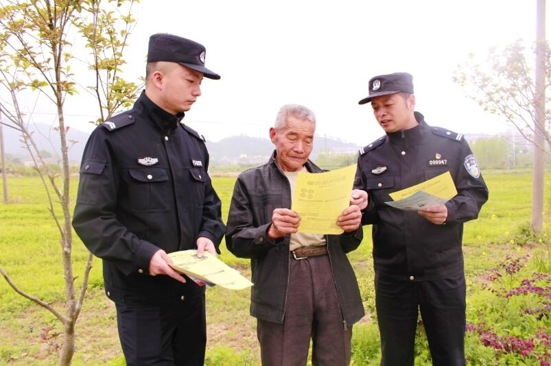 向村民宣傳反詐知識。