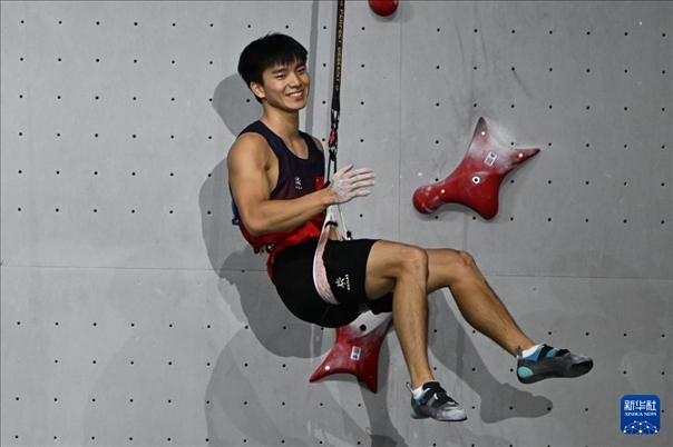 2024年4月13日，在江蘇吳江舉行的2024年國際攀聯(lián)攀巖世界杯（吳江站）男子速度決賽中，中國選手伍鵬獲得冠軍。圖為中國選手伍鵬在決賽后慶祝。新華社發(fā)（王須中攝）