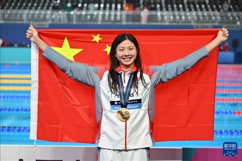 2024年2月13日，2024年世界游泳錦標賽游泳項目女子100米蛙泳決賽在卡塔爾多哈舉行。圖為冠軍中國選手唐錢婷在頒獎儀式后慶祝。新華社記者 薛宇舸 攝