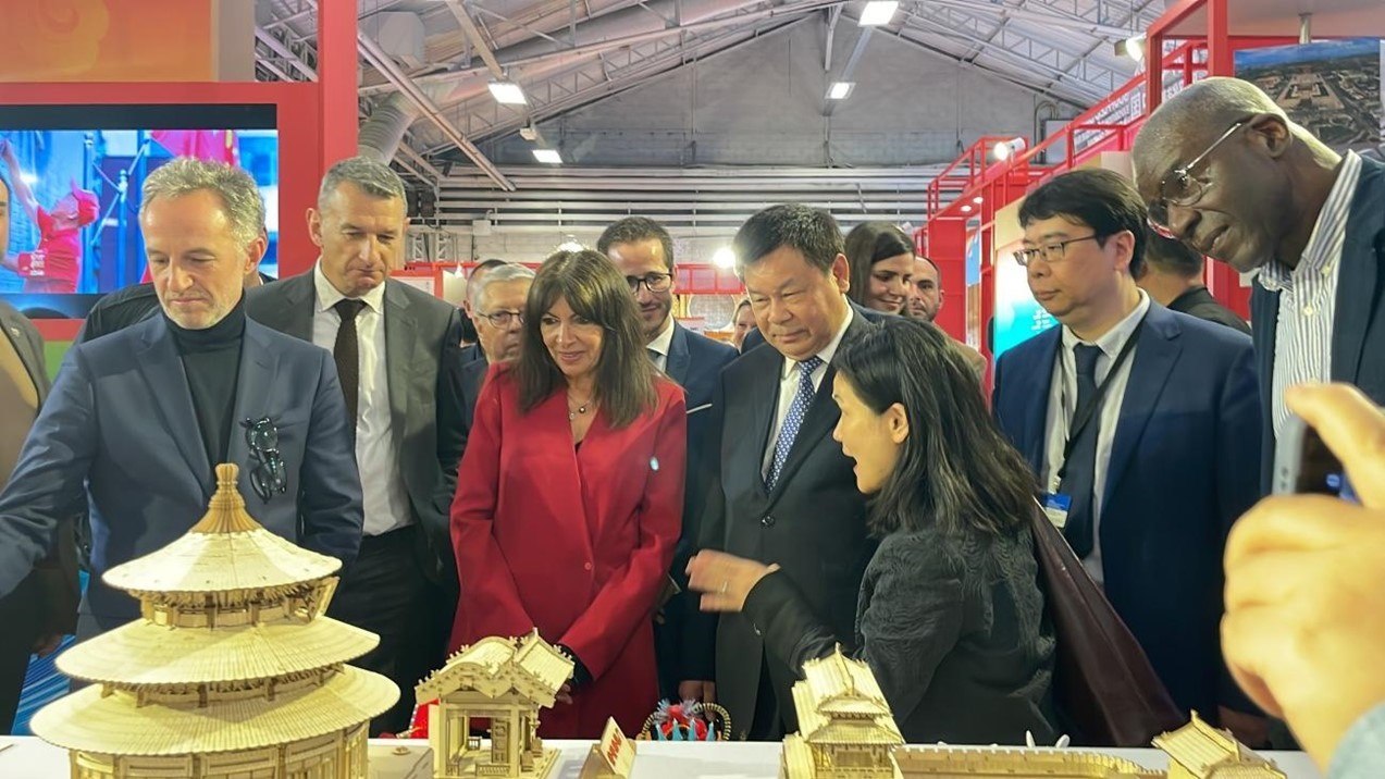 巴黎市市長安妮·伊達(dá)爾戈參觀展覽。主辦方供圖