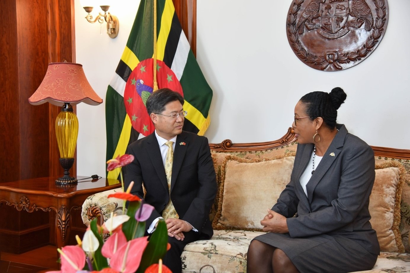 當?shù)貢r間5月3日，中國新任駐多米尼克大使儲茂明（左）向多總統(tǒng)伯頓遞交國書。 中國駐多米尼克大使館供圖