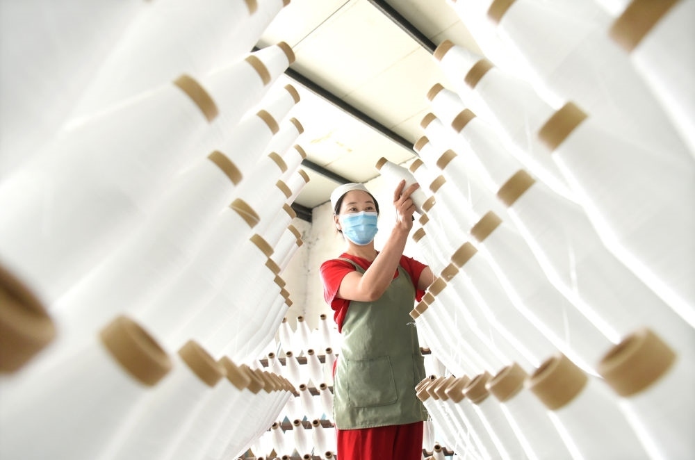 2024年5月1日，工人在山東省淄博市沂源縣悅莊工業(yè)園一玻纖企業(yè)整理加工的產品。新華社發(fā)（趙東山攝）