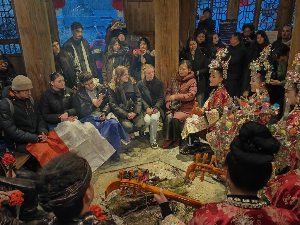 法國(guó)青年在榕江體驗(yàn)民俗文化。新華社記者 羅羽 攝