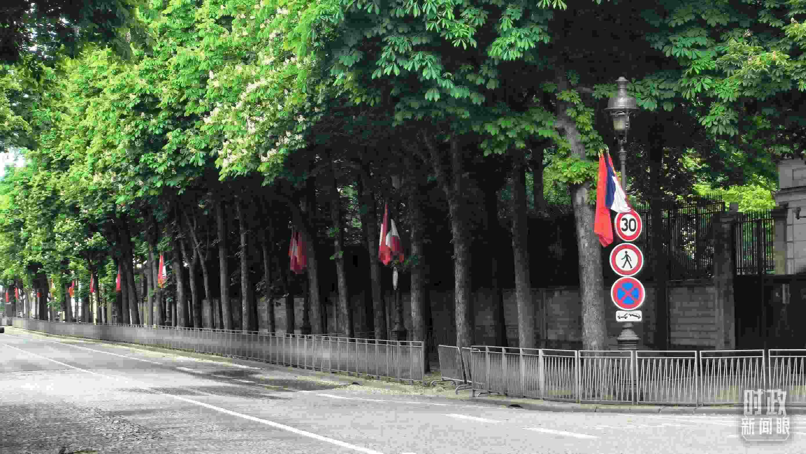 △巴黎道路兩側(cè)懸掛中法兩國國旗。（總臺央視記者鄂介甫拍攝）