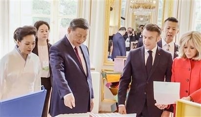 △當(dāng)?shù)貢r(shí)間5月6日下午，在中法領(lǐng)導(dǎo)人會(huì)談前，習(xí)近平主席向馬克龍總統(tǒng)贈(zèng)送中國(guó)翻譯的法國(guó)小說(shuō)。