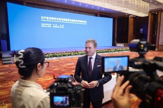 4月26日，寶馬集團(tuán)董事長齊普策接受采訪。新華社記者 潘昱龍 攝