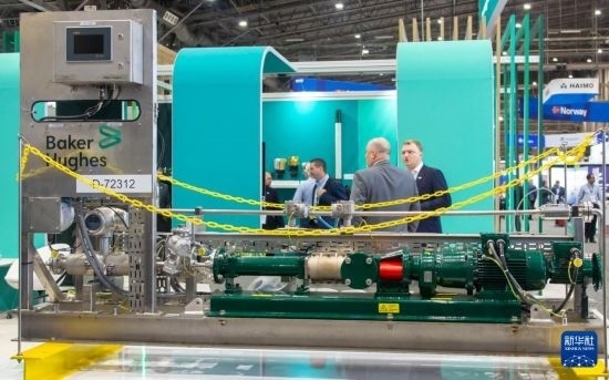 這是5月6日在美國休斯敦國際海洋油氣技術(shù)大會(huì)及設(shè)備展上拍攝的展示的裝備。新華社發(fā)（勞承躍攝）