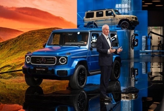 4月25日，在北京中國國際展覽中心順義館舉行的2024北京車展上，梅賽德斯—奔馳集團(tuán)股份公司董事會成員唐仕凱介紹梅賽德斯—奔馳純電G級越野車。新華社記者 才揚(yáng) 攝