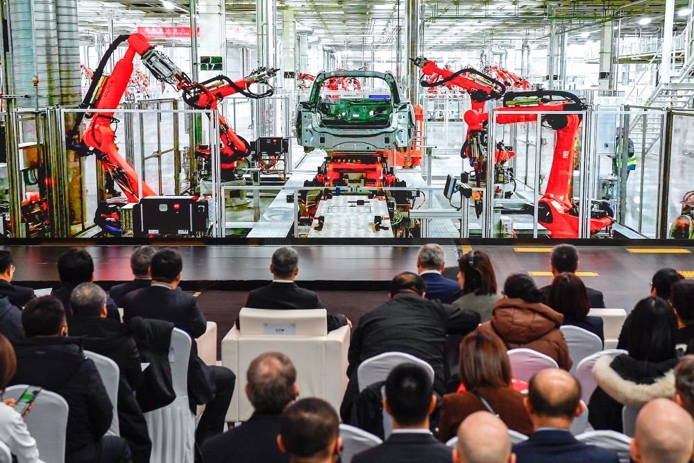 2024年1月26日，奧迪一汽新能源汽車有限公司預(yù)批量生產(chǎn)正式啟動(dòng)，嘉賓觀看奧迪一汽新能源汽車有限公司生產(chǎn)車間的宣傳短片。新華社記者 許暢 攝