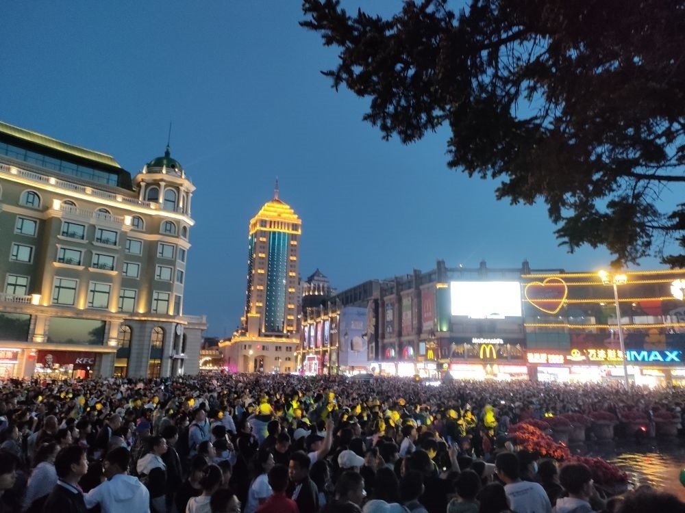 “五一”假期，哈爾濱松花江畔游人如織（2024年5月2日攝）。新華社記者 朱悅 攝