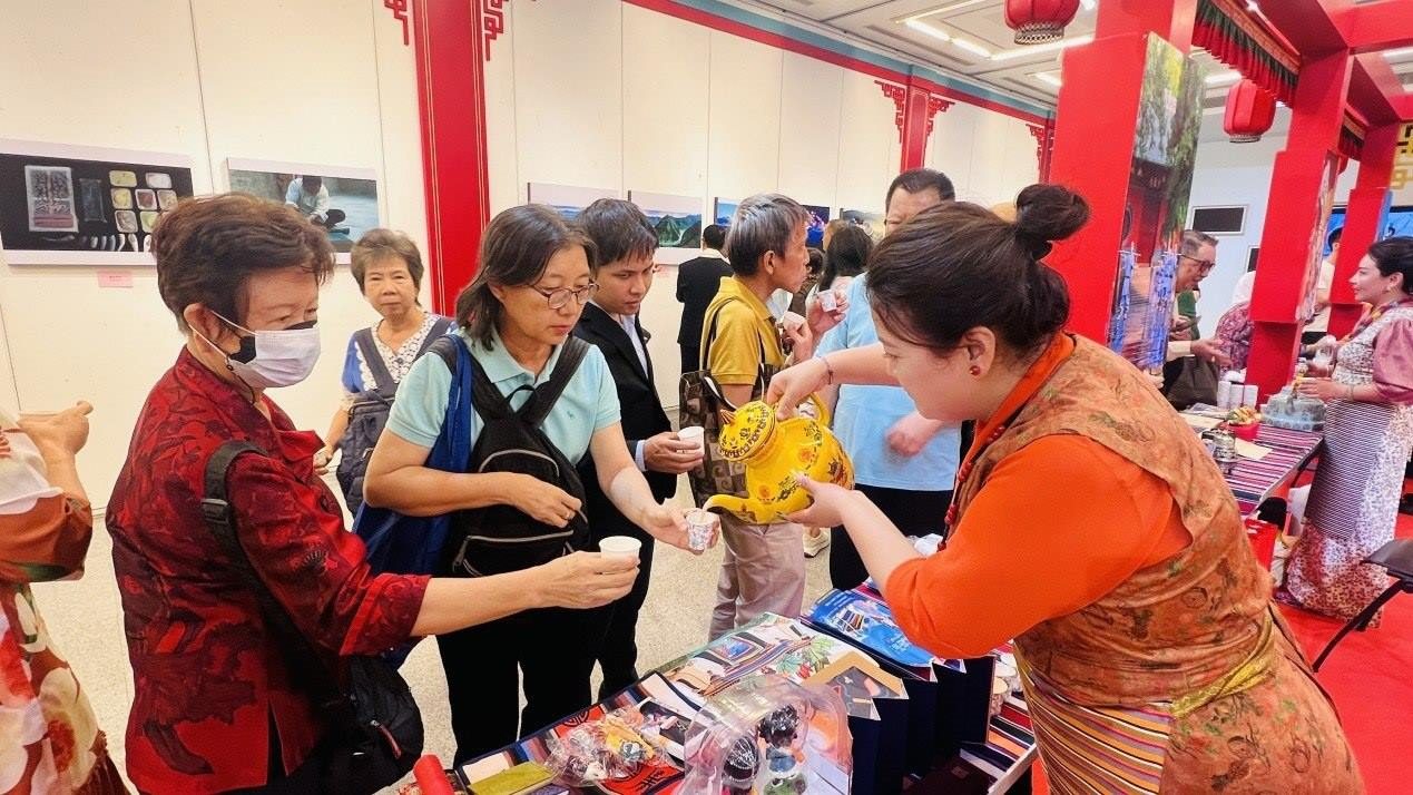 觀眾爭(zhēng)相體驗(yàn)酥油茶。曼谷中國(guó)文化中心供圖