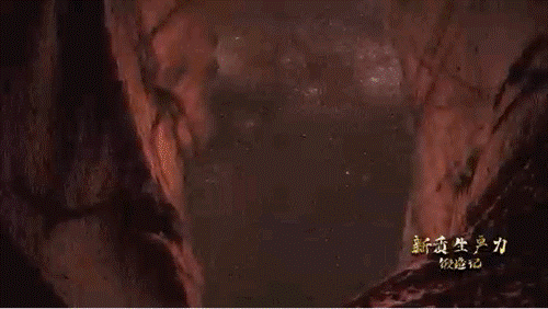 要甄別并發(fā)現(xiàn)暗物質(zhì)粒子，如同在一場人聲鼎沸的足球比賽現(xiàn)場聽見一根鋼針跌落的聲音。