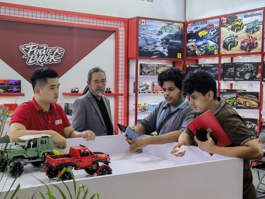 在第135屆廣交會第三期現(xiàn)場，采購商在廣東信宇科技股份有限公司展位選購、體驗積木遙控車產(chǎn)品（5月2日攝）。新華社記者 洪澤華 攝