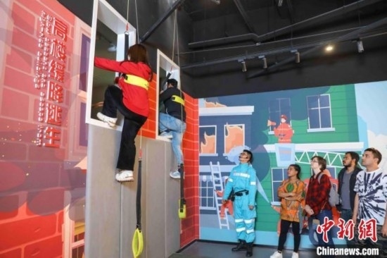 5月9日，留學(xué)生體驗(yàn)?zāi)M高樓緩降逃生。張鷹 攝