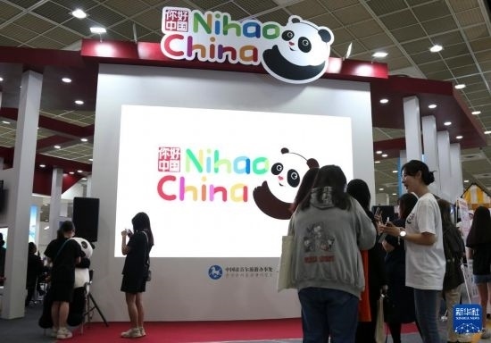 5月9日，在韓國首爾舉行的首爾國際旅游展上，參觀者在中國展區(qū)參加體驗項目。新華社記者 姚琪琳 攝