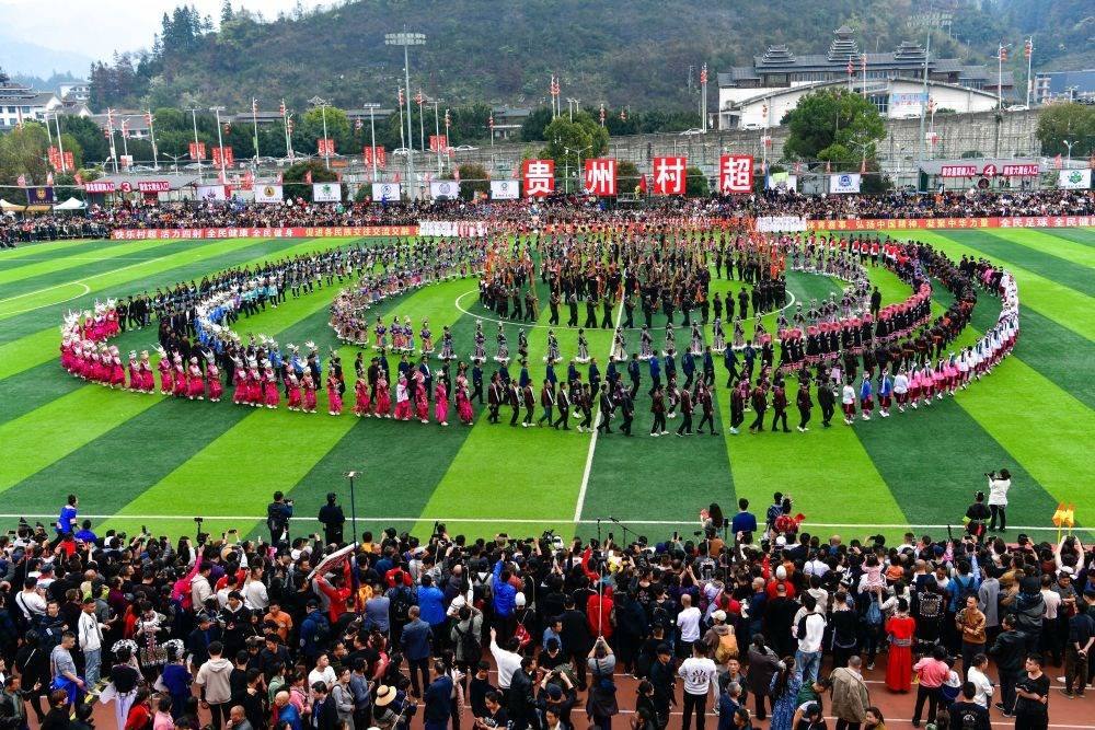 演員在貴州省榕江縣舉辦的2024年第二屆貴州“村超”總決賽開幕式上表演節(jié)目（2024年3月16日攝）。新華社記者 楊文斌 攝