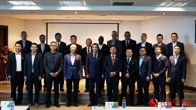 與會(huì)嘉賓合影。人民網(wǎng) 劉暢攝