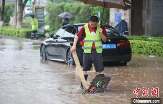 5月10日，廣西沿海遭遇強降雨。圖為欽州市城區(qū)多處積澇。陸敏 攝