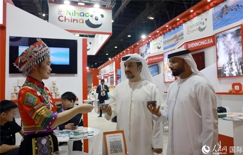 兩名阿聯(lián)酋觀眾在品嘗湖北名茶。人民網(wǎng)記者管克江攝