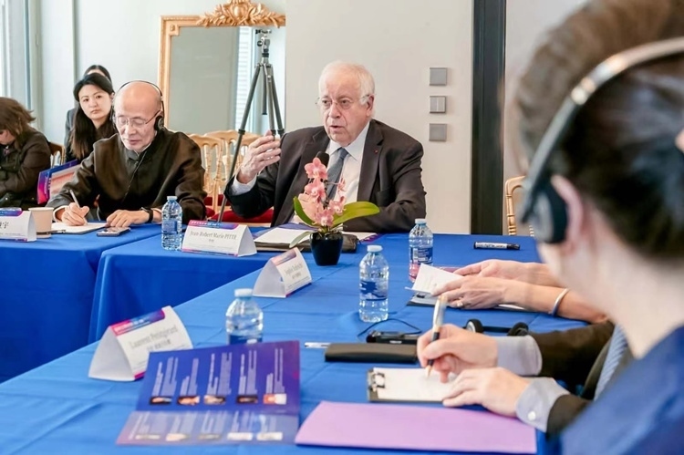 法蘭西科學(xué)院副院長(zhǎng)、巴黎地理學(xué)會(huì)主席讓-羅伯特·馬里·皮特先生發(fā)言（圖片：中國(guó)傳媒大學(xué)