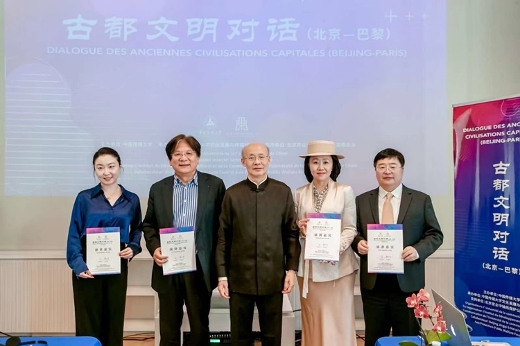 與會(huì)嘉賓受頒證書(shū)（圖片：中國(guó)傳媒大學(xué)