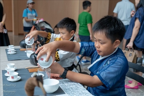 新加坡孩子們?cè)诨顒?dòng)現(xiàn)場(chǎng)體驗(yàn)學(xué)習(xí)茶藝。新加坡中國(guó)文化中心供圖