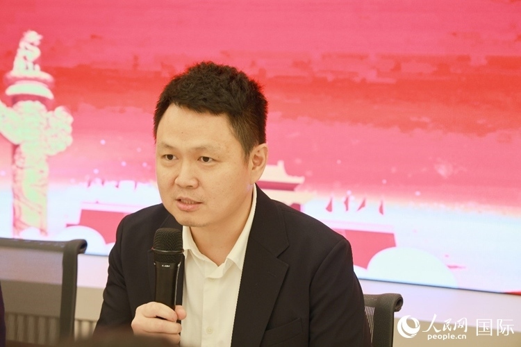 中國駐里約熱內(nèi)盧總領(lǐng)館副總領(lǐng)事王尉育在座談會(huì)上致辭。人民網(wǎng)記者 陳海琪攝