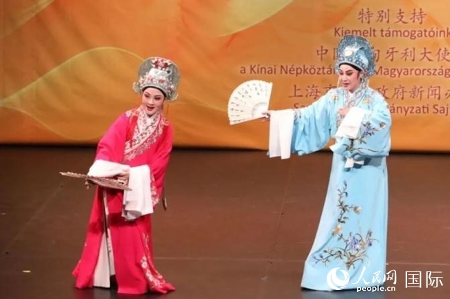 “玉蘭花開·魅力上?！弊哌M布達佩斯。葉辰亮攝