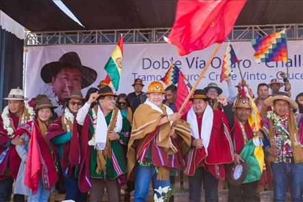 奧魯羅公路項目開工儀式現(xiàn)場，?？偨y(tǒng)路易斯·阿爾塞宣布項目開工。中國中鐵供圖