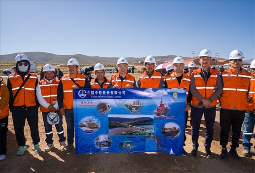 奧魯羅公路項目開工儀式現(xiàn)場，中國中鐵員工代表合影。中國中鐵供圖