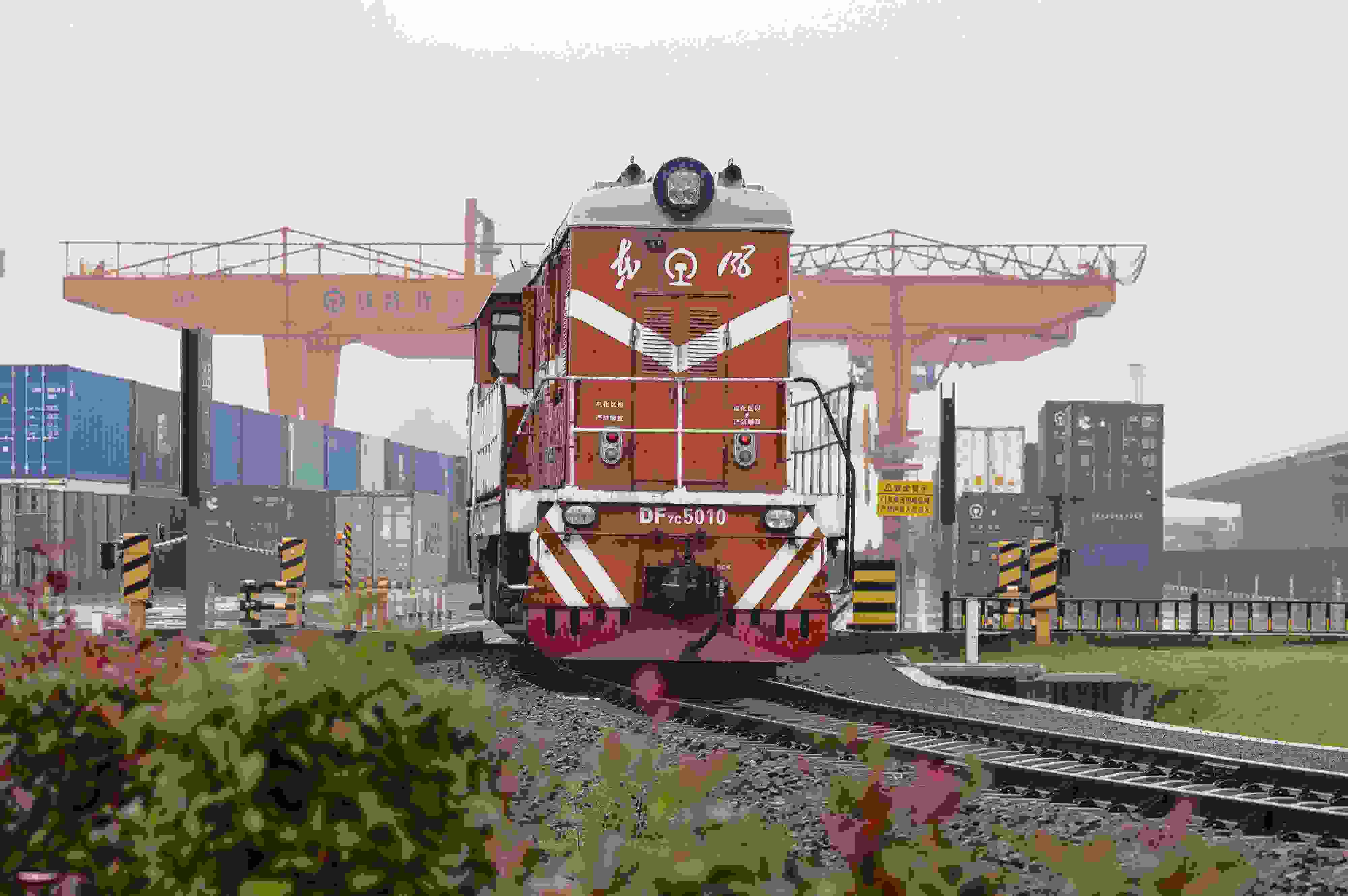 2024年5月5日，“五一”假期最后一天。在浙江省金華市金東區(qū)鐵路金華南站，一列滿載110標箱的中歐班列緩緩啟程駛往匈牙利。