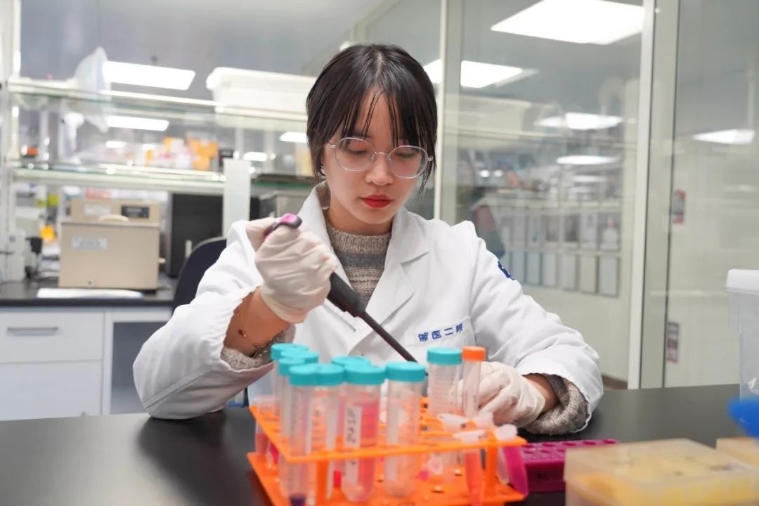 倪楚君在實驗中。浙江大學供圖