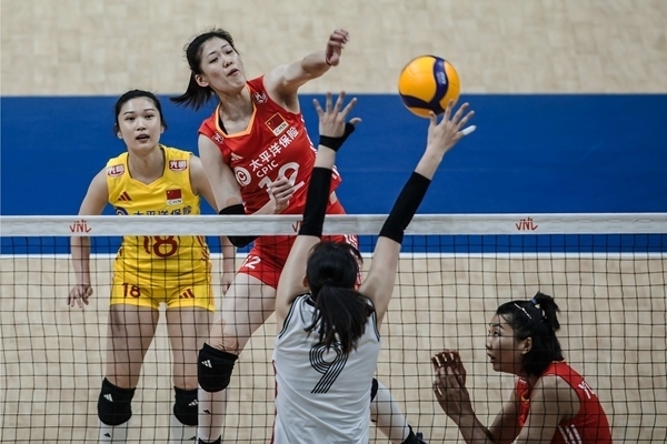李盈瑩(上)扣球。圖片來源：國際排聯(lián)